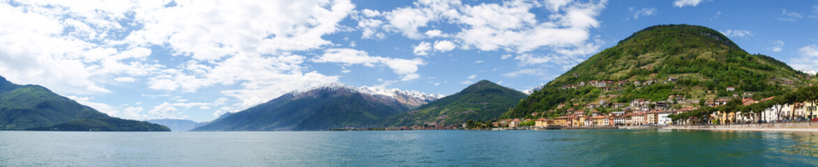 Fototapeta na wymiar Lake of Como from the waterfront of Domaso
