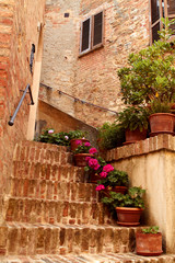 Fototapeta na wymiar medieval street in the Italian hill town