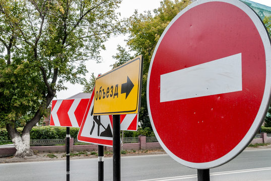 Detour signs on the road