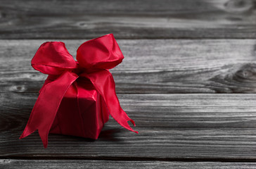Ein rotes Gechenk mit Schleife als Gutschein zu Weihnachten