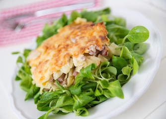 Überbackene Schinkelfleckerl mit Salat