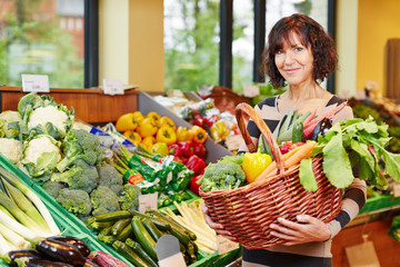 Frau kauft Gemüse im Supermarkt