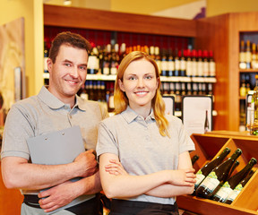 Marktleiter und Verkäuferin im Weinhandel