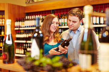 Paar kauft Wein im Weinhandel