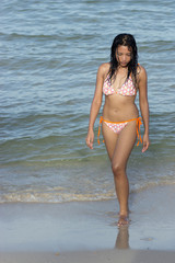 Obraz premium Young woman in bikini