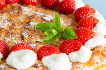 Baisertorte mit Erdbeer Joghurt isoliert als Freisteller