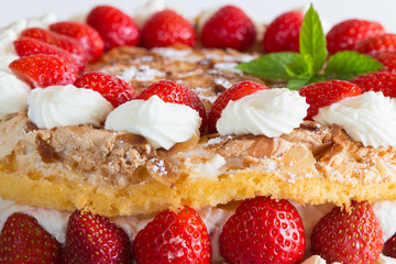 Baisertorte mit Erdbeer Joghurt isoliert als Freisteller
