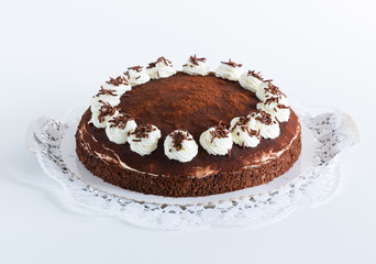 Tiramisu Torte isoliert als Freisteller