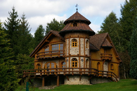 Holz M&auml;rchenhaus im Harz mit Turm