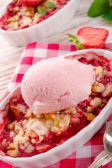 strawberry crumble whit ice cream