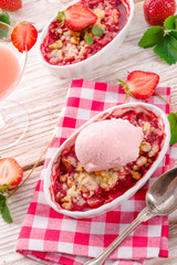 strawberry crumble whit ice cream
