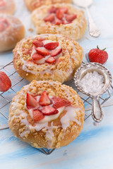 Almond cakes with vanilla and strawberries