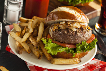 Gourmet Hamburger with Lettuce and Tomato
