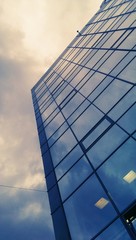 Obraz premium Modern office building glass wall and sky
