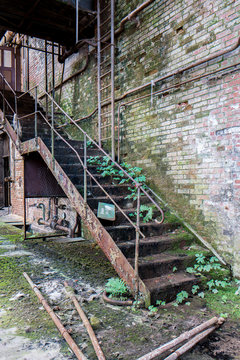 Alte Stahltreppe in einer Fabrikhalle