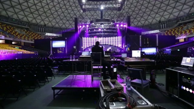 Lighting test in venue for concert with use of a dolly