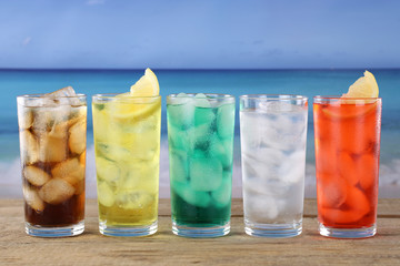 Cola und Limonade Getränke am Strand