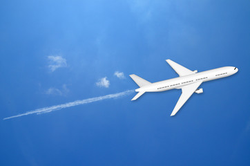 avion dans ciel bleu