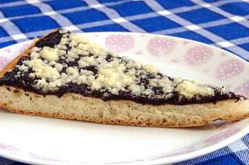 Pie with poppy and jam