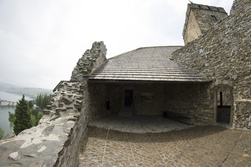 Ruiny zamku w Czorsztynie, widok na Zalew Czorsztyński i Dunajec