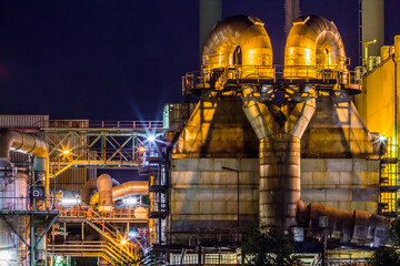 Raffinerie in Hamburg bei Nacht