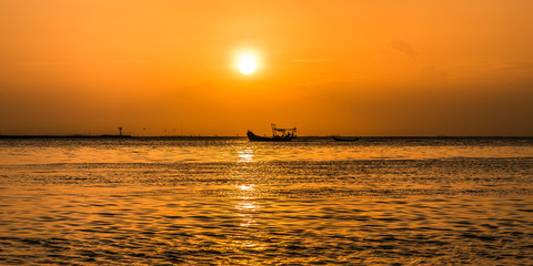 Fototapeta na wymiar sunset on pattaya beach in thailand