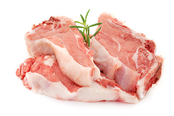 côtes de veau cru sur fond blanc