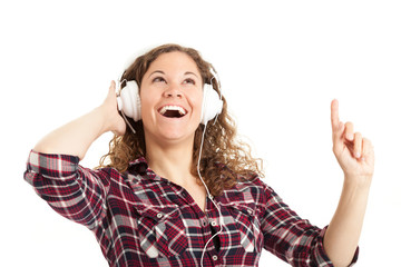 Frau hört freudig Musik