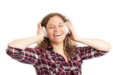 Frau hört freudig Musik
