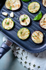 Pfanne mit Aubergine- und Zucchinischeiben