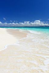 美しい沖縄のビーチと夏空