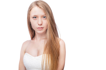 Ragazza bionda sfondo bianco