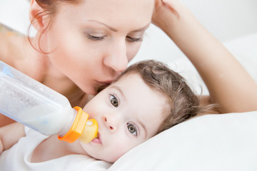 Obraz na płótnie Canvas young mother breast feeding her infant