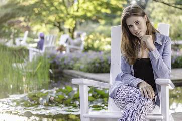 Junge Frau im Park Planten und Blomen Hamburg