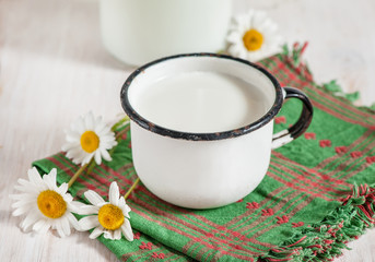 Obraz na płótnie Canvas Fresh milk in metal mug