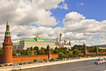 Obraz premium Historic buildings of the Kremlin, view from the river.
