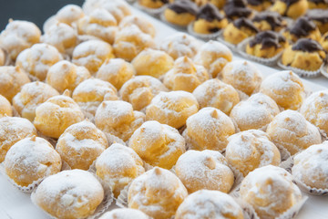 Vassoio di bignè alla crema pasticcera,