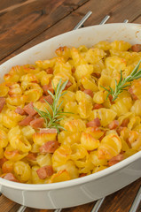 Paked pasta with ham, eggs