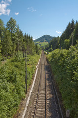 Fototapeta na wymiar Kolejowych torów wzdłuż doliny rzeki Enns w Górnej Austrii.