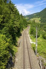 Fototapeta na wymiar Kolejowych torów wzdłuż doliny rzeki Enns w Górnej Austrii.