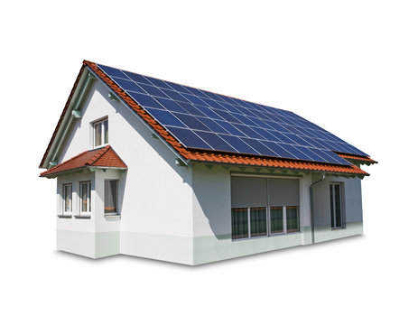 Haus mit Solar Panel auf dem Dach auf wei&szlig;em Hintergrund