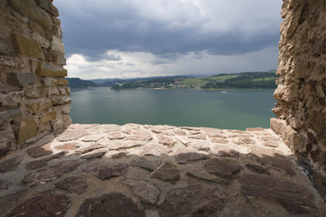 Zalew Czorsztyński, widok z okna Zamku Czorsztyn, Polska © Piotr Szpakowski