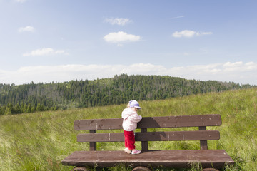 Dziecko na ławce w górach,  © Piotr Szpakowski