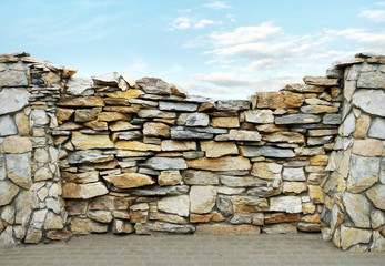 Fence made ​​of flat stones