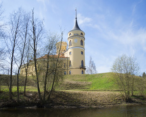 Вид на замок Бип апрельским солнечным днем. Павловск