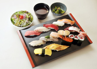 寿司盛り合わせと味噌汁とサラダセット-1