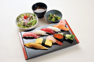 寿司盛り合わせと味噌汁とサラダセット-2