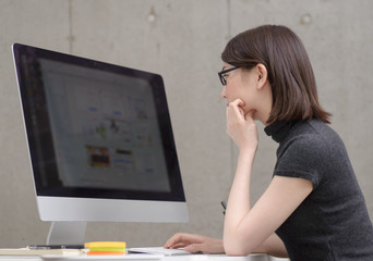 デスクワーク中の女性