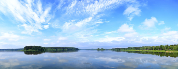 панорамный пейзаж с озером и облаками
