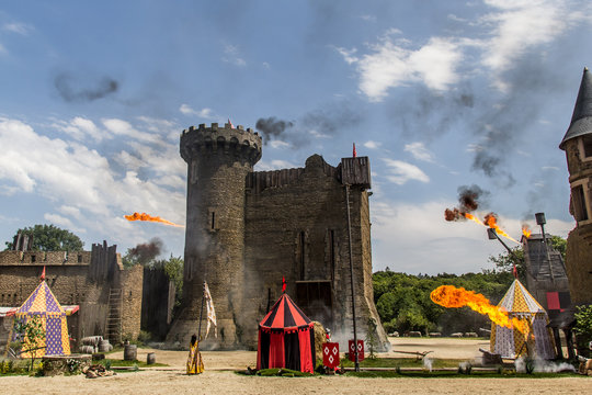 Les Chevaliers et l'attaque du château du Puy du Fou